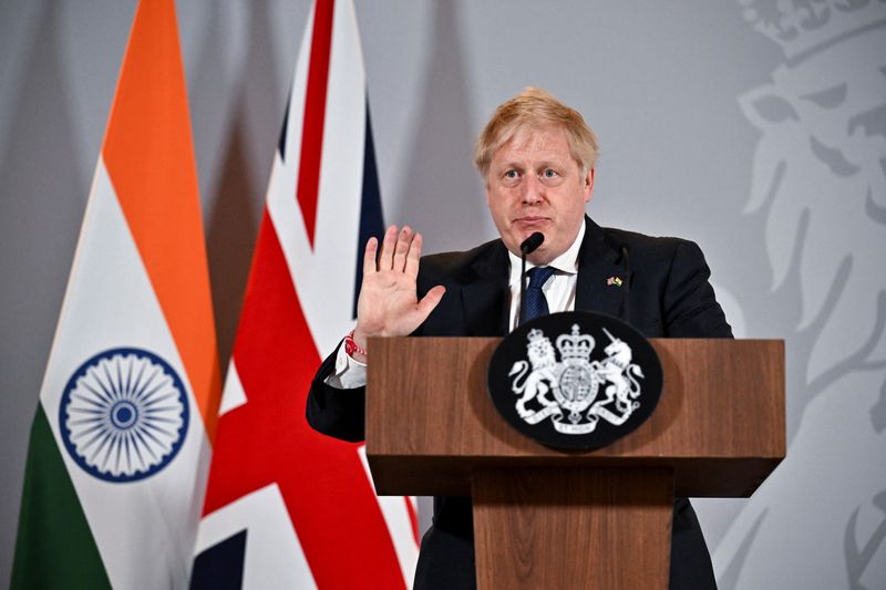 &copy; Reuters. رئيس الوزراء البريطاني بوريس جونسون أثناء حديثه خلال مؤتمر صحفي في نيودلهي بالهند يوم 22 من أبريل نيسان 2020. صورة من ممثل لوكالة الأنباء. 