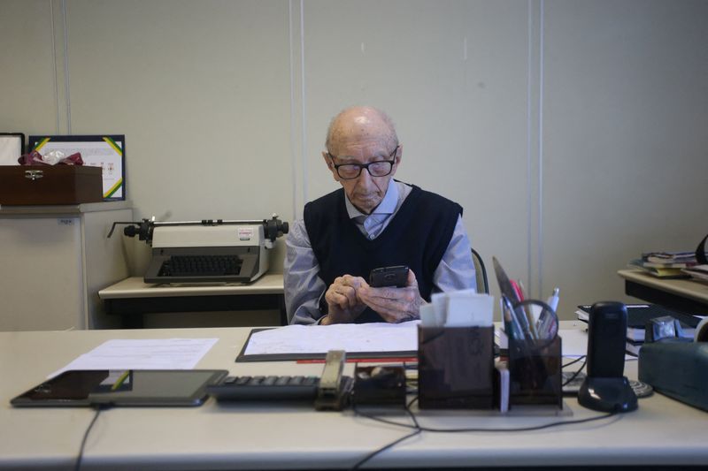 &copy; Reuters. Walter Orthmann, de 100 anos, que entrou no Livro dos Recordes por trabalhar 84 anos na mesma empresa, durante seu trabalho em Brusque. Santa Catarina
20/04/2022 REUTERS/Diego Vara