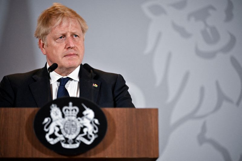 &copy; Reuters. Boris Johnson a déclaré vendredi qu'il serait encore Premier ministre de Grande-Bretagne en octobre malgré les doutes sur son avenir politique à la suite de l'amende reçue pour violation des règles en matière de confinement qu'il avait lui-même im