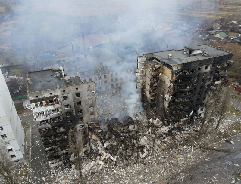 &copy; Reuters. مشهد من الجو يظهر بناية سكنية دمرها القصف في منطقة بوروديانكا بالعاصمة كييف بأوكرانيا يوم الثالث من مارس آذار 2022. تصوير: ماكسيم ليفين - رويتر