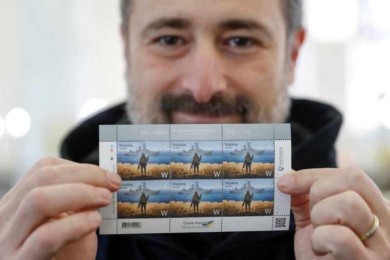 &copy; Reuters. FOTO DE ARCHIVO: El director general de Correos de Ucrania, Ihor Smilianski, muestra sellos postales con un miembro del servicio ucraniano y un buque de guerra ruso que representa el crucero de misiles guiados "Moskva" (Moscú), recientemente dañado, en 