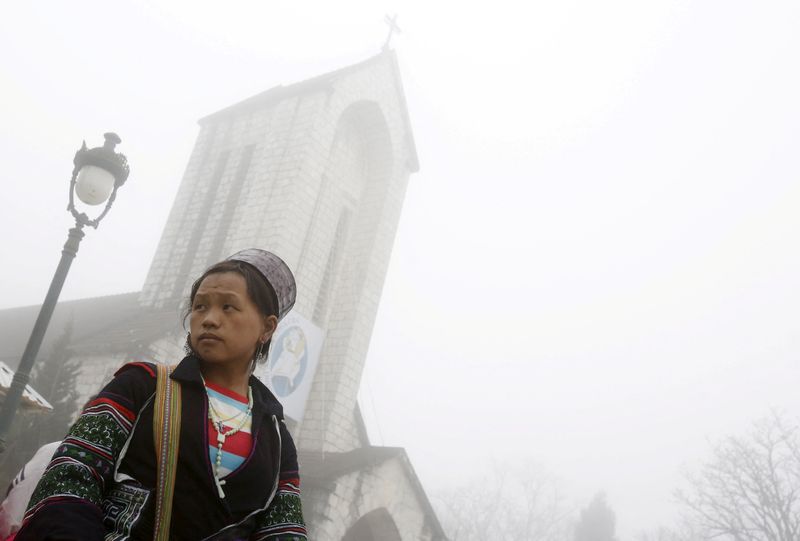 &copy; Reuters. Foto de archivo de un vendedor de artesanías esperando por clientes drente a una iglesia católica en Sapa, al norte de Hanoi
Feb 21, 2016. REUTERS/Kham/ 
