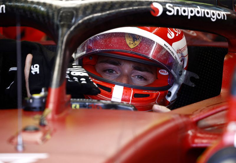 &copy; Reuters.  April 22, 2022 
Foto del viernes de la Ferrari de Charles Leclerc durante las prácticas del Gran Premio de Emilia Romaña

 REUTERS/Guglielmo Mangiapane