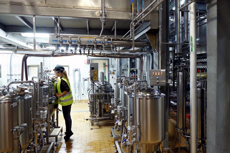 &copy; Reuters. Imagen de archivo de una trabajadora comprobando la calidad de la cerveza en la fábrica de Anheuser-Busch en Lovaina, Bélgica. 25 noviembre 2019. REUTERS/Francois Lenoir
