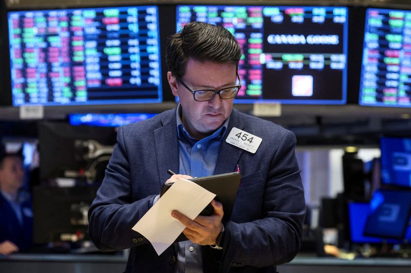 &copy; Reuters. La Bourse de New York a ouvert de nouveau en baisse vendredi, toujours affectée par la remontée des rendements obligataires après les dernières déclarations du président de la Réserve fédérale américaine (Fed) laissant entrevoir une politique de