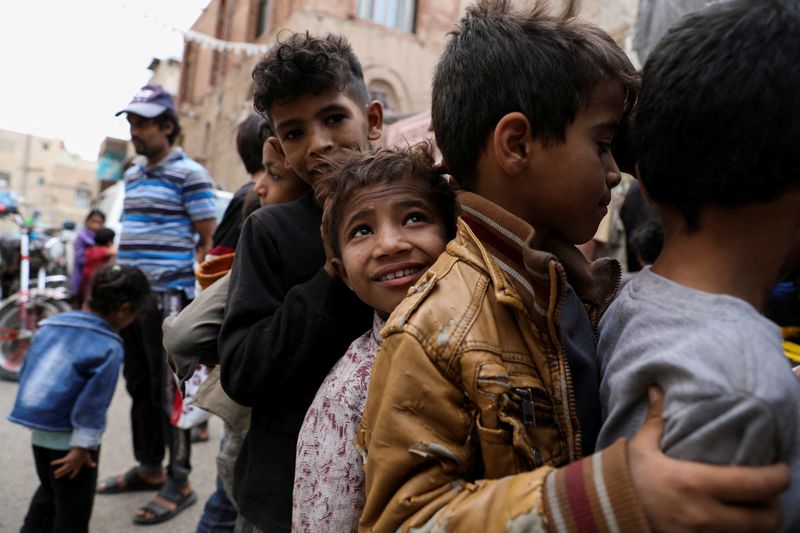 &copy; Reuters. صبية يقفون في طابور للحصول على معونات غذائية في صنعاء يوم 18 ابريل نيسان 2022. تصوير: خالد عبد الله - رويترز. 