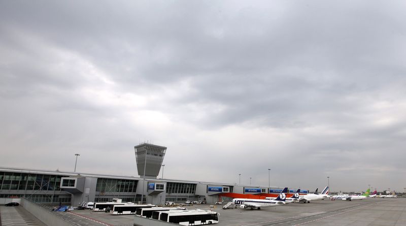 &copy; Reuters. FILE PHOTO: Aircrafts are seen grounded at the Warsaw airport April 16, 2010. REUTERS/Petr Josek/File Photo