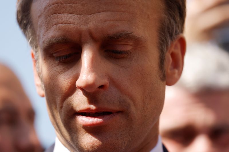 &copy; Reuters. Emmanuel Macron a jugé vendredi que le deuxième tour de l'élection présidentielle française qui l'opposera dimanche à Marine Le Pen constituerait un véritable "référendum" sur la France ainsi que sa place dans l'Europe et dans le monde. /Photo pr