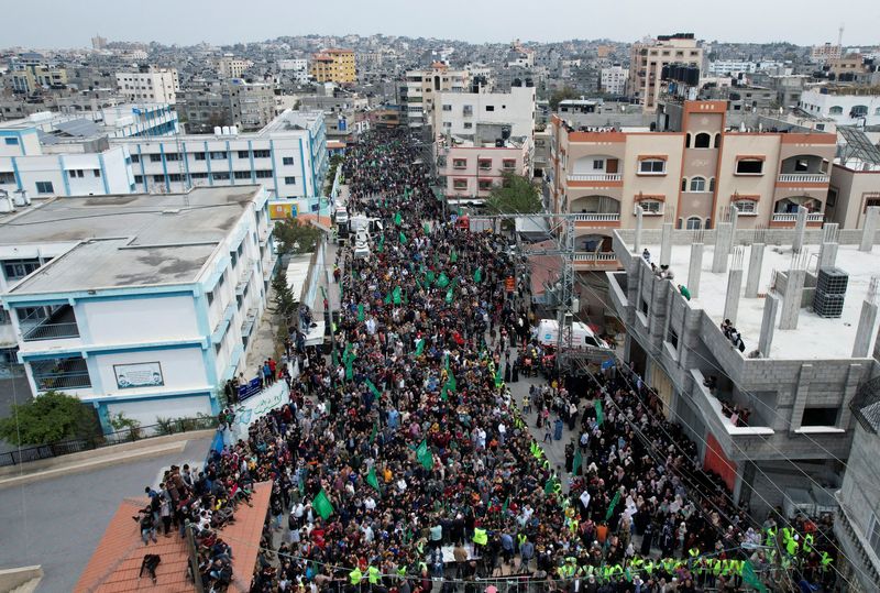 &copy; Reuters. Partidarios palestinos de Hamás asisten a una protesta en apoyo de la mezquita de Al-Aqsa, en el norte de la Franja de Gaza. 22 de abril de 2022. Imagen tomada con un dron. REUTERS/Mohammed Salem    
