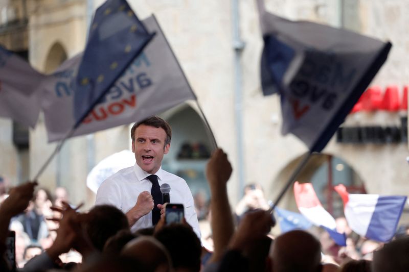 © Reuters. French President Emmanuel Macron, candidate for his re-election in the 2022 French presidential election, reacts as he delivers a speech during a campaign rally in Figeac on the last day of campaigning, ahead of the second round of the presidential election, France, April 22, 2022.  REUTERS/Benoit Tessier