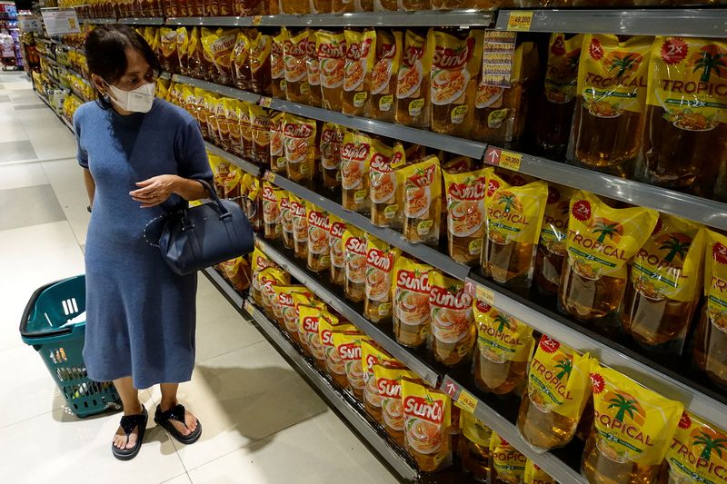 &copy; Reuters. FILE PHOTO: A woman shops for cooking oil made from oil palms at a supermarket in Jakarta, Indonesia, March 27, 2022. REUTERS/Willy Kurniawan