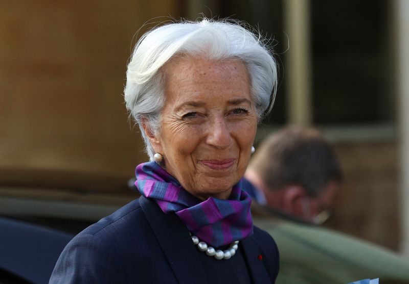 &copy; Reuters. La Banque centrale européenne devrait mettre fin à son programme d'achat d'obligations au début du troisième trimestre et relever ses taux avant la fin de l'année, a déclaré vendredi à CNBC sa présidente, Christine Lagarde. /Photo prise le 30 mar