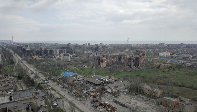 © Reuters. An aerial view shows buildings damaged during Ukraine-Russia conflict in the southern port city of Mariupol, Ukraine April 22, 2022. Picture taken with a drone. REUTERS/Pavel Klimov