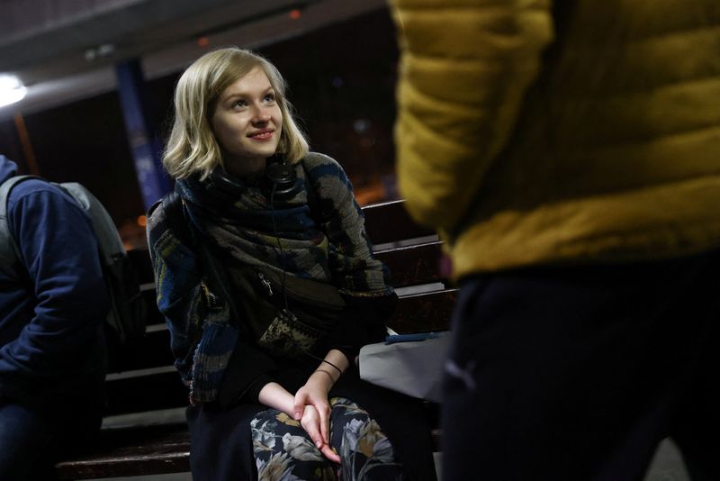 &copy; Reuters. Maria Verbyana, una ucraniana de 19 años que regresa a su tierra natal para la Pascua, espera un autobús a Leópolis en una estación de autobuses en Varsovia, Polonia, el 21 de abril de 2022. REUTERS/Kuba Stezycki