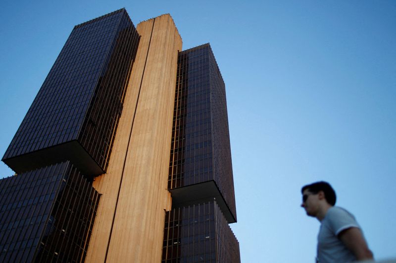 &copy; Reuters. Homem passa perto da sede do Banco Central em Brasília
22/09/2021
REUTERS/Ueslei Marcelino