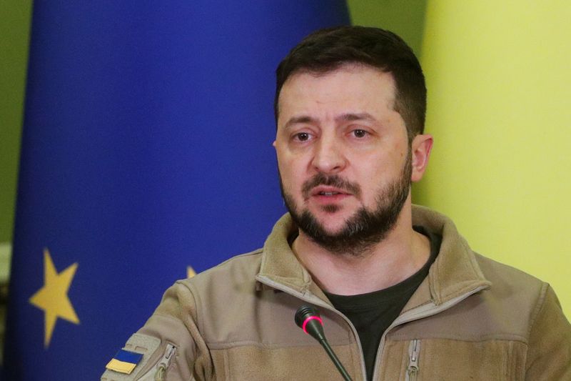 &copy; Reuters. IMAGEN DE ARCHIVO. El presidente de Ucrania, Volodímir Zelenski, durante una conferencia de prensa en Kiev, Ucrania. Abril 20, 2022. REUTERS/Valentyn Ogirenko