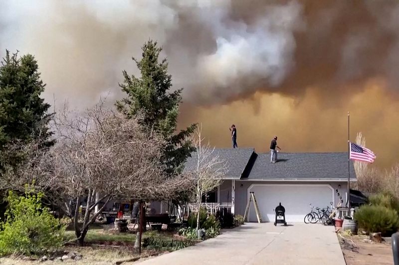 Ventos fortes provocam incêndios florestais no sudoeste dos EUA