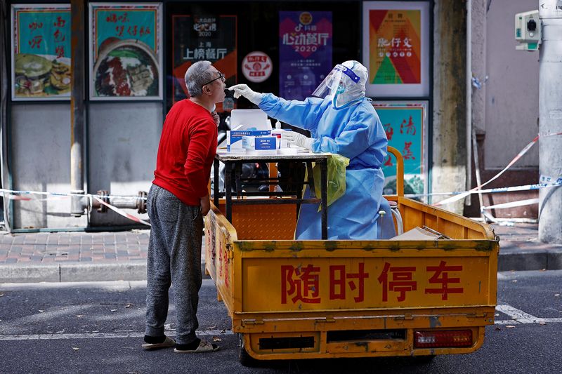 A raiva aumenta entre os moradores confinados de Xangai, à medida que a cidade relata mais mortes por COVID