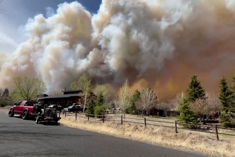 &copy; Reuters. أعمدة دخان تصعد من منطقة فاير تانل شمال فلاجستاف بولاية أريزونا في 19 أبريل 2022 في صورة ثابتة من مقطع فيديو لرويترز. 