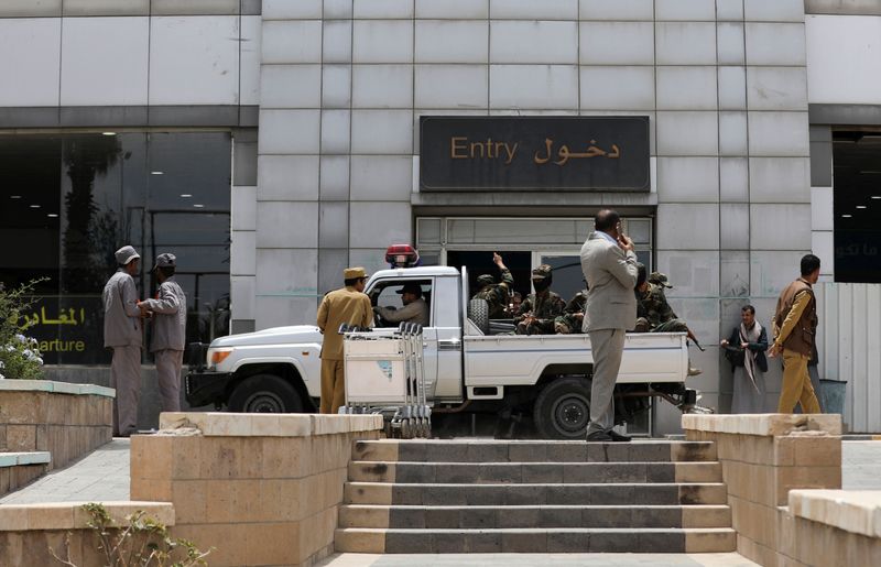 © Reuters. Houthi security patrol the vicinity of Sanaa airport in Sanaa, Yemen April 24, 2022. REUTERS/Khaled Abdullah