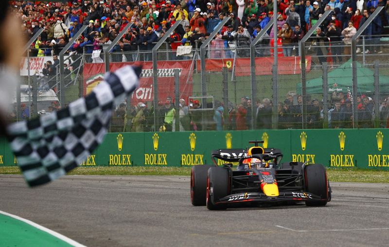 &copy; Reuters. El Red Bull de Max Verstappen cruza el primero la línea de meta del Gran Premio de Fórmula Uno de Emilia Romaña en el Autódromo Enzo e Dino Ferrari de Imola, Italia. 24 abril 2022. REUTERS/Guglielmo Mangiapane/Pool