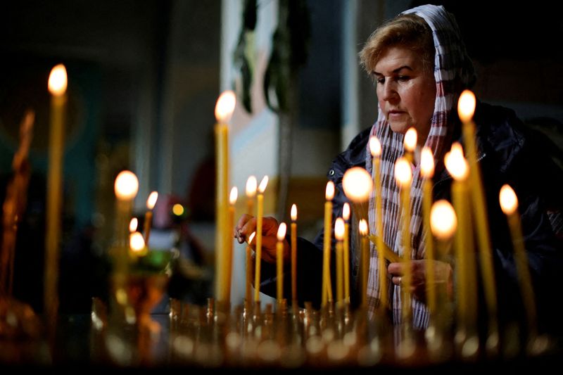 &copy; Reuters. A Ukrainian woman takes part in an Easter Mass at the Ukrainian Orthodox Cathedral of the Holy Trinity, amid Russia's invasion of Ukraine, in Zaporizhzhia, Ukraine April 24, 2022. REUTERS/Ueslei Marcelino