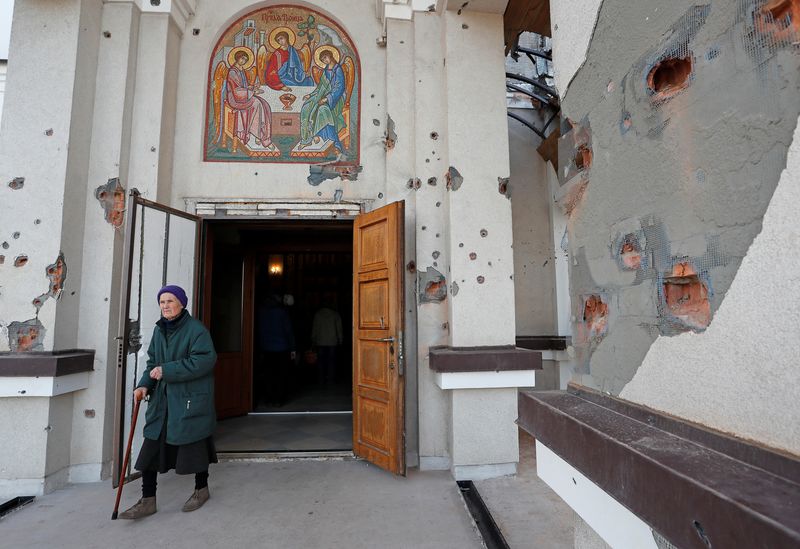 &copy; Reuters. Mulher deixa igreja durante missa da Páscoa Ortodoxa em Mariupol, na Ucrânia
24/04/2022
REUTERS/Alexander Ermochenko