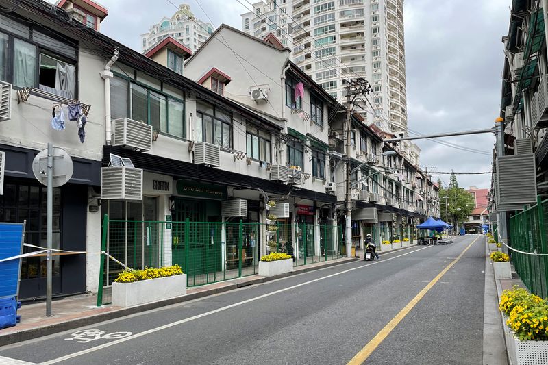&copy; Reuters. Cercas verdes bloqueiam entradas de lojas e unidades habitacionais em rua de Xangai
24/04/2022
REUTERS/Jacqueline Wong