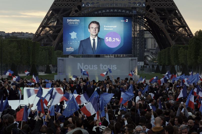 &copy; Reuters. Emmanuel Macron a été reconduit dimanche à la présidence de la République française en recueillant près de 58% des suffrages au second tour, contre environ 42% pour Marine Le Pen, selon les estimations diffusées à l'issue du scrutin par les insti