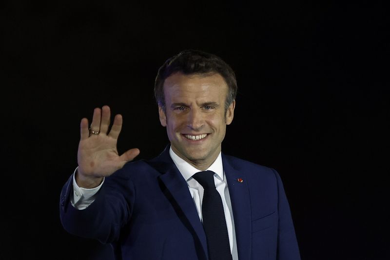 © Reuters. الرئيس الفرنسي إيمانويل ماكرون يحيي أنصاره بعد إعادة انتخابه في جولة الإعادة لفترة رئاسية ثانية يوم الأحد. تصوير: كريستيان هارتمان - رويترز