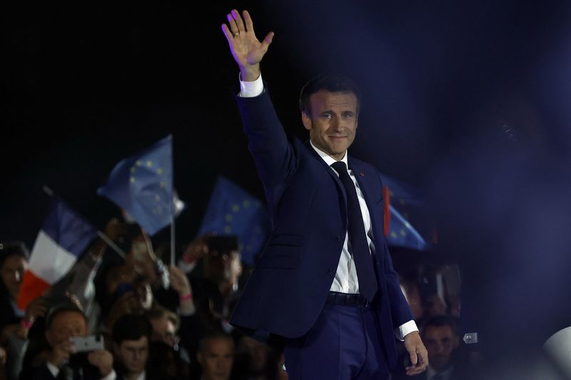 © Reuters. French President Emmanuel Macron waves on stage, after being re-elected as president, following the results in the second round of the 2022 French presidential election, during his victory rally at the Champ de Mars in Paris, France, April 24, 2022. REUTERS/Christian Hartmann