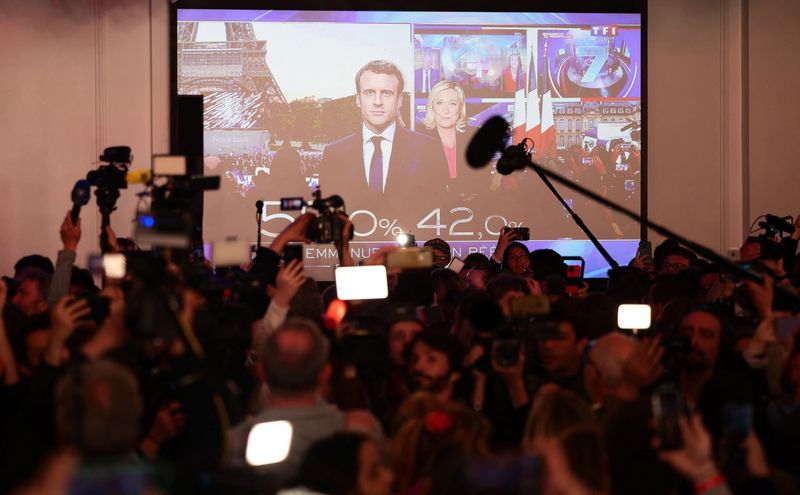 &copy; Reuters. Seguidores de la candidata ultraderechista francesa Marine Le Pen reaccionan ante la proyección en una pantalla gigante de los resultados proyectados en la segunda vuelta de la elección presidencial, en Paris, Francia. 24 abril 2022. REUTERS/Sarah Meyss