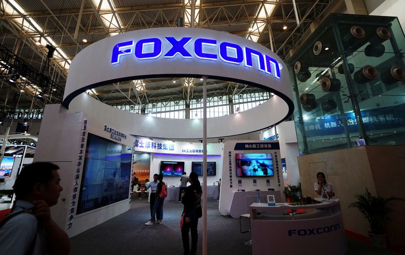 © Reuters. Visitors are seen at a Foxconn booth at the World Intelligence Congress in Tianjin, China May 19, 2018.  REUTERS/Stringer