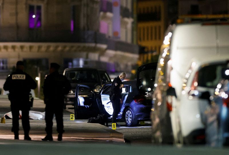 &copy; Reuters. Deux personnes ont été tuées et une autre blessée dans la nuit de dimanche à lundi à Paris, après des tirs de policiers visant un véhicule. /Photo prise le 25 avril 2022/REUTERS/Christian Hartmann