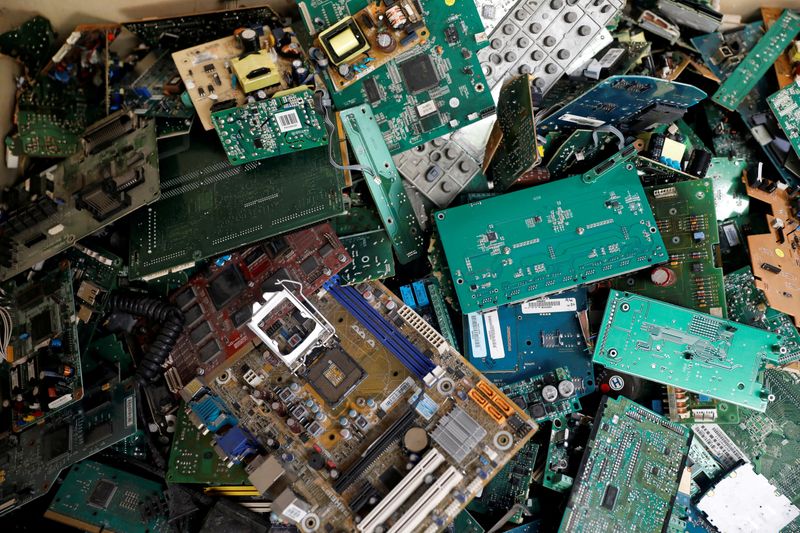 &copy; Reuters. FILE PHOTO: Electronic trash is seen at NewLife warehouse in Montevideo, Uruguay March 1, 2019. REUTERS/Andres Stapff