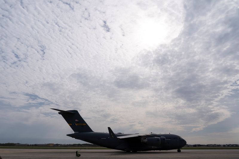 &copy; Reuters. طائرة تقل وزير الخارجية الأمريكي أنتوني بلينكن ووزير الدفاع لويد أوستن تقلع من قاعدة أندروز المشتركة في ماريلاند يوم 23 أبريل نيسان 2022. صورة 