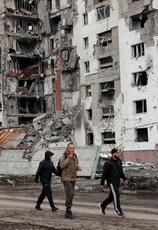 &copy; Reuters. أشخاص يسيرون بالقرب من مبنى سكني مدمر نتيجة للقصف الروسي لأوكرانيا في مدينة ماريوبول الساحلية يوم 22 أبريل نيسان 2022. تصوير: الكسندر إرموشينك