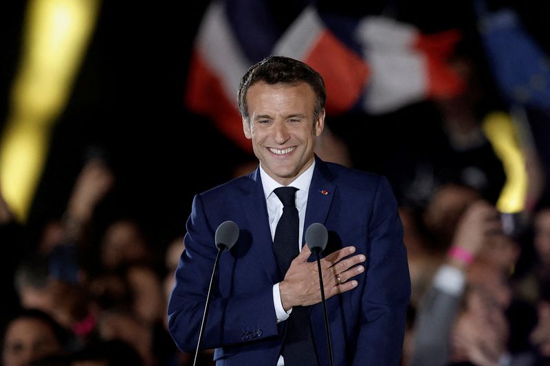&copy; Reuters. الرئيس الفرنسي إيمانويل ماكرون يلقي خطابا بعد فوزه بالانتخابات الرئاسية الفرنسية في باريس يوم الأحد. تصوير: بنوا تيسييه - رويترز