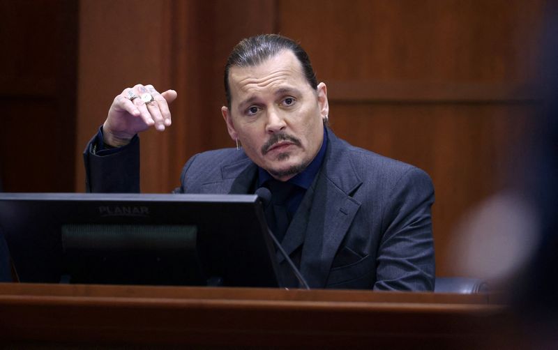 &copy; Reuters. FILE PHOTO: US actor Johnny Depp testifies during the 50 million US dollar Depp vs Heard defamation trial at the Fairfax County Circuit Court in Fairfax, Virginia, U.S., April 21, 2022.  Jim Lo Scalzo/Pool via REUTERS/File Photo