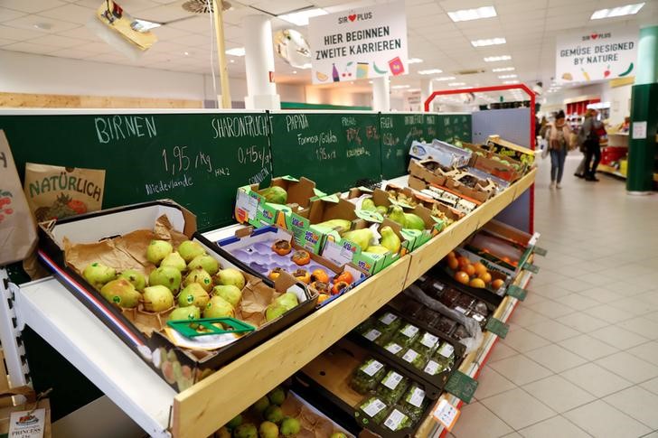 &copy; Reuters. 　ドイツ政府は、ウクライナ戦争を理由に今年のインフレ率予測を６．１％に上方修正する見通し。１月時点の予測は３．３％だった。写真はベルリンのスーパーマーケットで２０１９年２