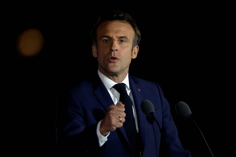 &copy; Reuters. الرئيس الفرنسي إيمانويل ماكرون يتحدث في باريس يوم الأحد. تصوير: كريستيان هارتمان - رويترز.