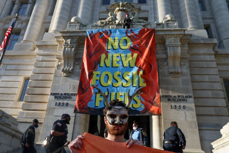 &copy; Reuters. FILE PHOTO: Activists from the climate group Extinction Rebellion demonstrate in front of the John Wilson district government building to demand an end to all new fossil fuel infrastructure in Washington, U.S., April 22, 2022. REUTERS/Evelyn Hockstein