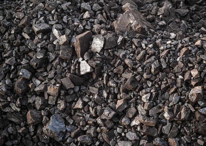 &copy; Reuters. FILE PHOTO: Lumps of coal are pictured at Borodinsky opencast colliery, owned by the Siberian Coal Energy Company (SUEK), near the Siberian town of Borodino east of Krasnoyarsk, Russia April 19, 2022. REUTERS/Alexander Manzyuk