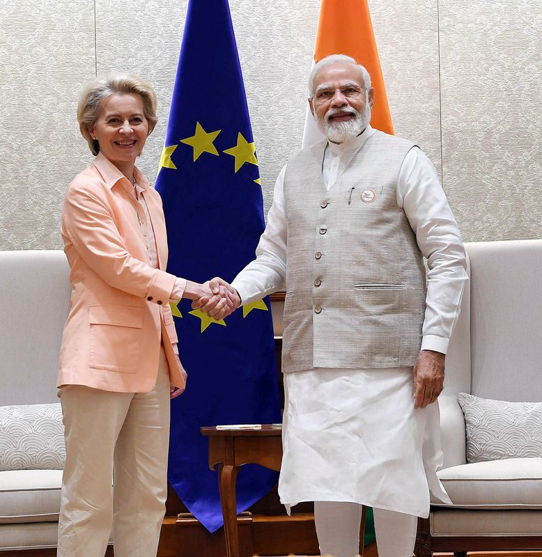 &copy; Reuters. رئيس وزراء الهند ناريندرا مودي ورئيسة المفوضية الأوروبية أورسولا فون دير لاين يتصافحان قبل اجتماعهما في نيودلهي يوم الاثنين. صورة لرويترز 