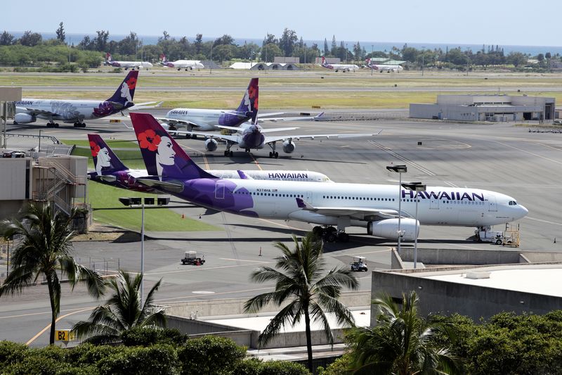 &copy; Reuters. FILE PHOTO: Hawaiian Airlines airplanes sit idle on the runway at the Daniel K. Inouye International Airport in Honolulu, Hawaii, U.S. April 28, 2020. REUTERS/Marco Garcia