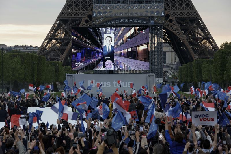 &copy; Reuters. أنصار الرئيس الفرنسي إيمانويل ماكرون بعد إعلان نتائج الجولة الثانية من الانتخابات الرئاسية الفرنسية لعام 2022 بالقرب من برج إيفل في باريس يو