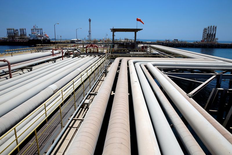 &copy; Reuters. Imagen de archivo de un tanquero siendo cargado en la refinería y terminal petrolera Ras Tanura de Saudi Aramco, en Arabia Saudita. 21 mayo 2018. REUTERS/Ahmed Jadallah