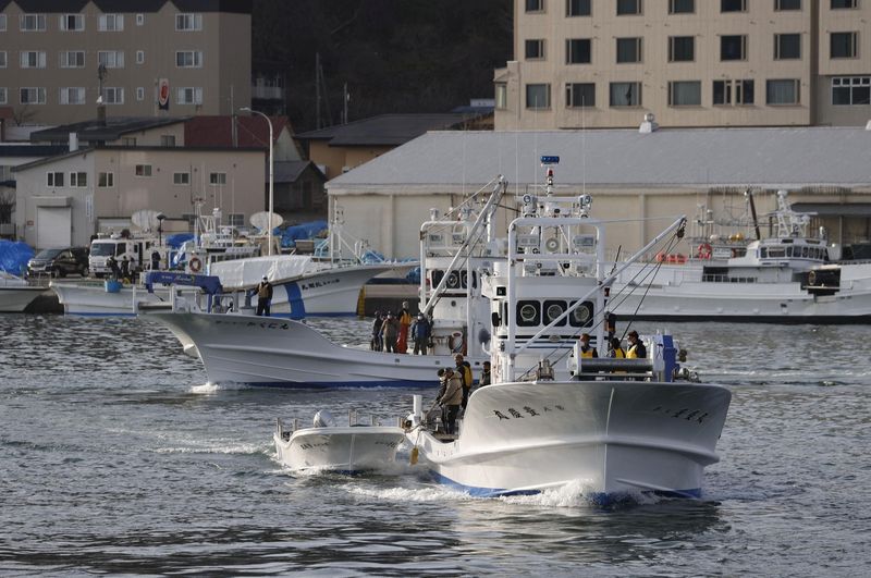 &copy; Reuters. قارب صيد يغادر ميناء أوتورو للبحث عن السفينة السياحية المفقودة في جزيرة هوكايدو يوم الأحد. صورة لرويترز.
