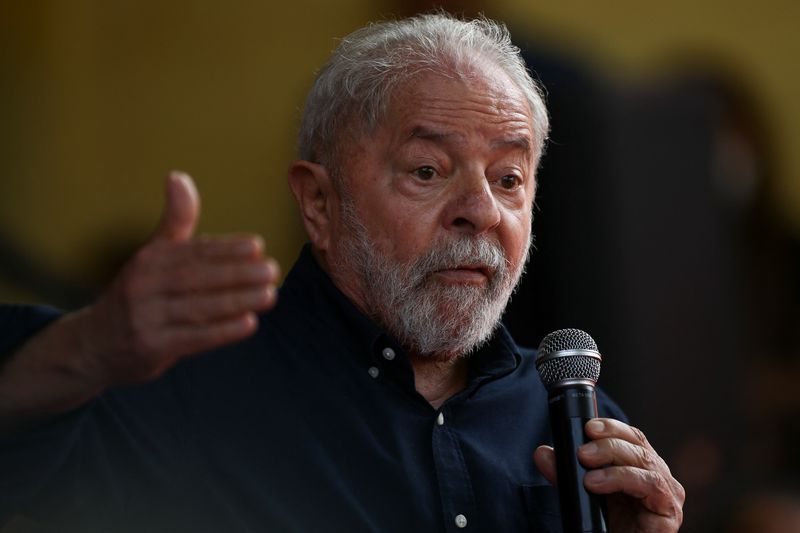 &copy; Reuters. Ex-presidente Luiz Inácio Lula da Silva discursa durante evento na favela de Heliópolis, em São Paulo
21/04/2022 REUTERS/Carla Carniel