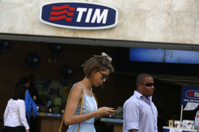 &copy; Reuters. Imagen de archivo de gente caminando frente a una tienda de Telecom Italia Mobile (TIM) en el centro de Río de Janeiro